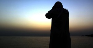 19jul2012---bareinita-procura-pela-lua-em-karzakan-no-bahrein-1342722008396_956x500